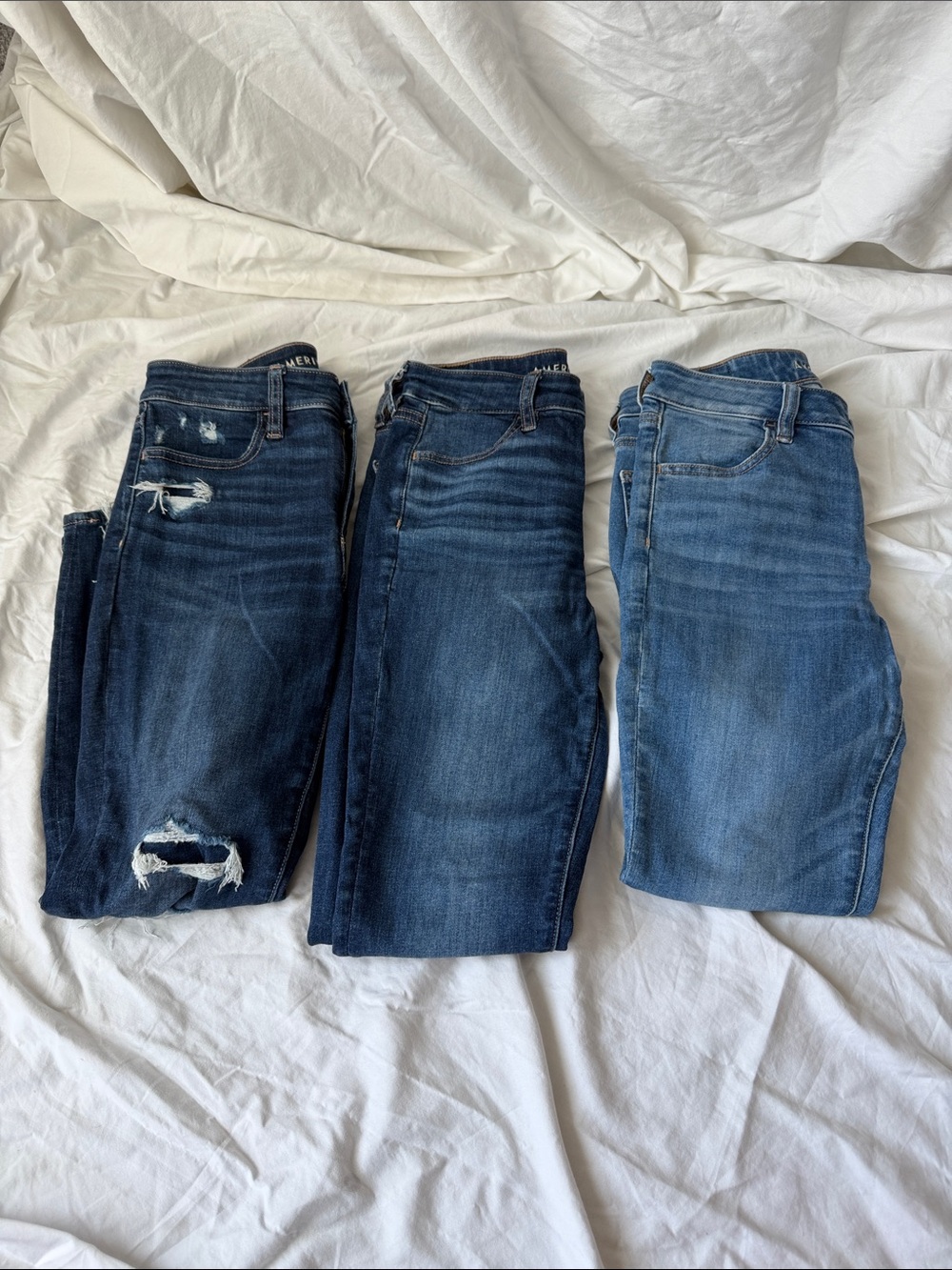 American Eagle 3 pack Women’s Blue Denim Jeans - Distressed, Classic, Mid Wash